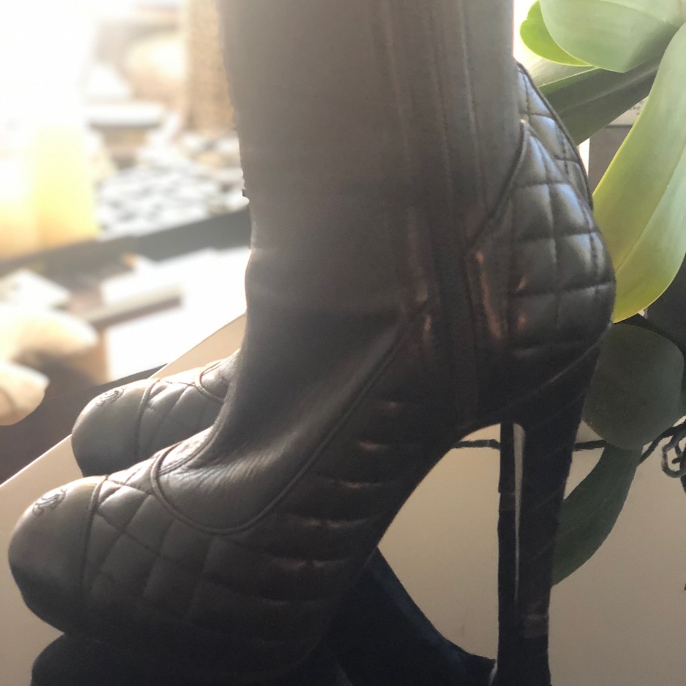 Stunning CHANEL Knee High Boots SZ35.5